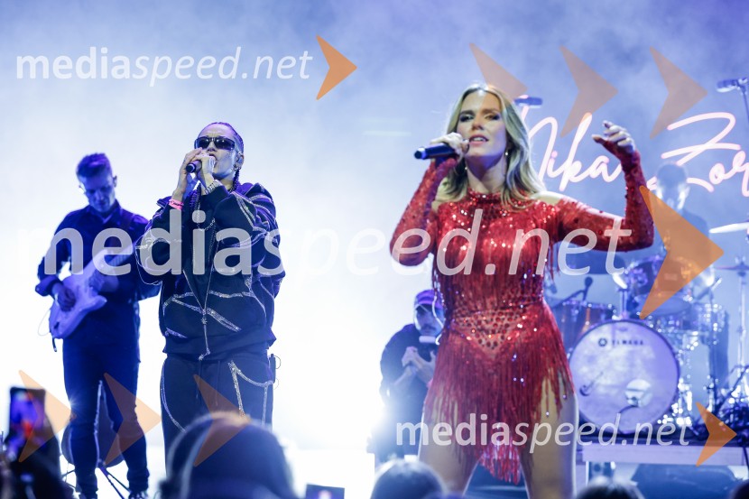  Mia Puhar Rodin - Masayah, pevka;  Nika Zorjan, pevkaNika Zorjan na velikem odru Križank