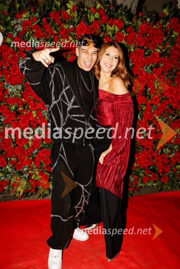  Mia Puhar Rodin - Masayah, pevka;  Eva Boto, pevkaNika Zorjan na velikem odru Križank