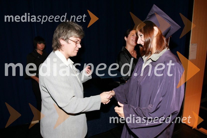 Mag. Mirjana Ivanuša-Bezjak, ravnateljica VSŠ Academia in diplomantka VSŠ Academia  	 
	15. obletnica poslovnega sistema Academia in svečana podelitev diplom Višje strokovne šole Academia