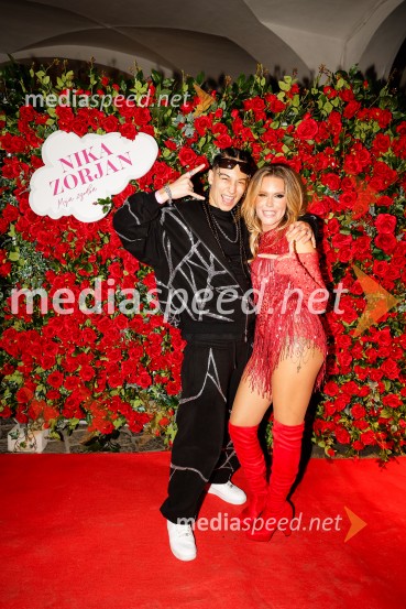  Mia Puhar Rodin - Masayah, pevka;  Nika Zorjan, pevkaNika Zorjan na velikem odru Križank