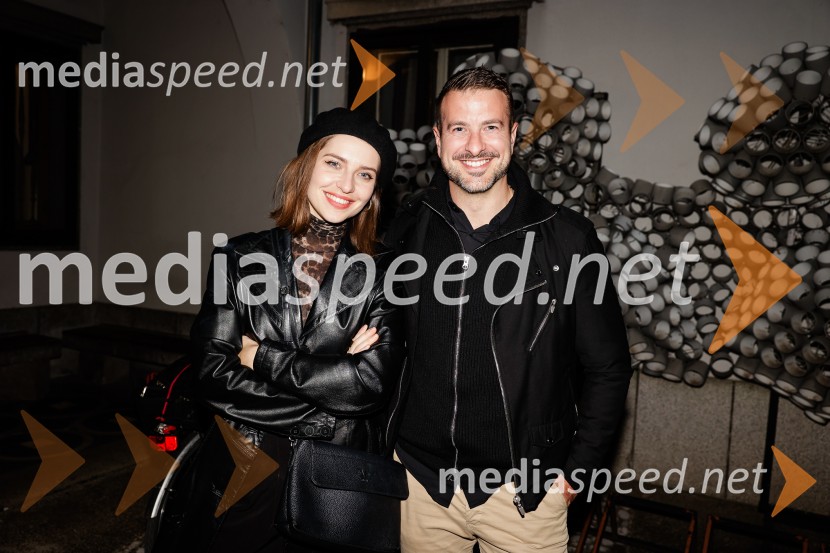  Maja Keuc, pevka, Amaya;  ... Nika Zorjan na velikem odru Križank