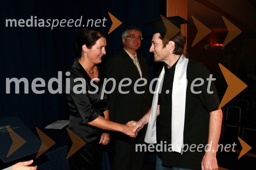 Mag. Majda Kralj, direktorica poslovnega sistema Academia in diplomant VSŠ Academia15. obletnica poslovnega sistema Academia in svečana podelitev diplom Višje strokovne šole Academia