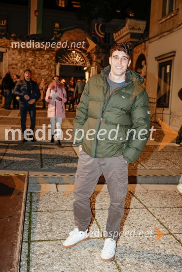  Nino Ošlak, pevecNika Zorjan na velikem odru Križank