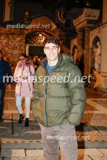  Nino Ošlak, pevecNika Zorjan na velikem odru Križank