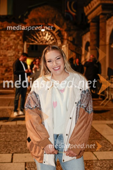  Tjaša Hrovat Steklasa, pevkaNika Zorjan na velikem odru Križank