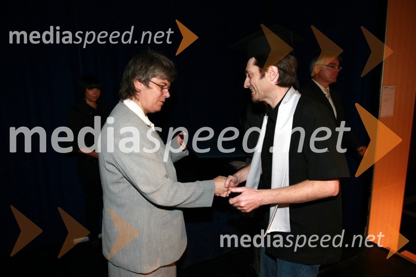 Mag. Mirjana Ivanuša-Bezjak, ravnateljica VSŠ Academia in diplomant VSŠ Academia  	 
	15. obletnica poslovnega sistema Academia in svečana podelitev diplom Višje strokovne šole Academia