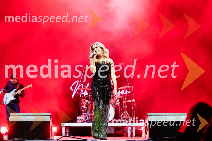  Nika Zorjan, pevkaNika Zorjan na velikem odru Križank