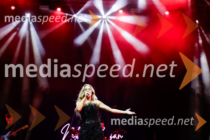  Nika Zorjan, pevkaNika Zorjan na velikem odru Križank