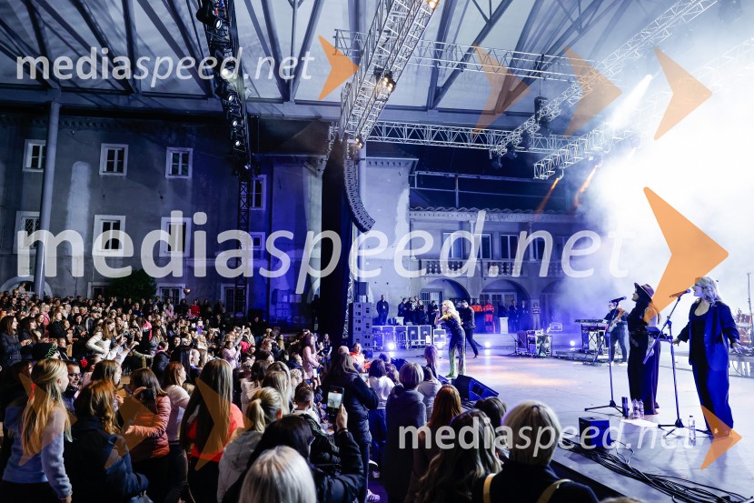 Nika Zorjan na velikem odru Križank