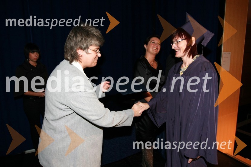 Mag. Mirjana Ivanuša-Bezjak, ravnateljica VSŠ Academia in diplomantka VSŠ Academia  	 
	15. obletnica poslovnega sistema Academia in svečana podelitev diplom Višje strokovne šole Academia