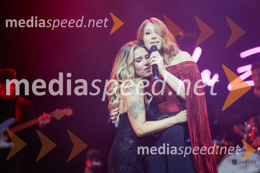  Nika Zorjan, pevka;  Eva Boto, pevkaNika Zorjan na velikem odru Križank