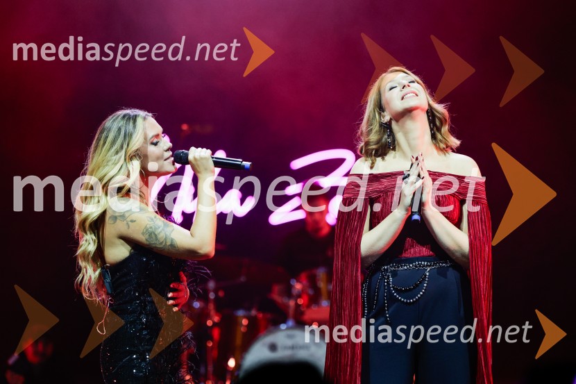  Nika Zorjan, pevka;  Eva Boto, pevkaNika Zorjan na velikem odru Križank