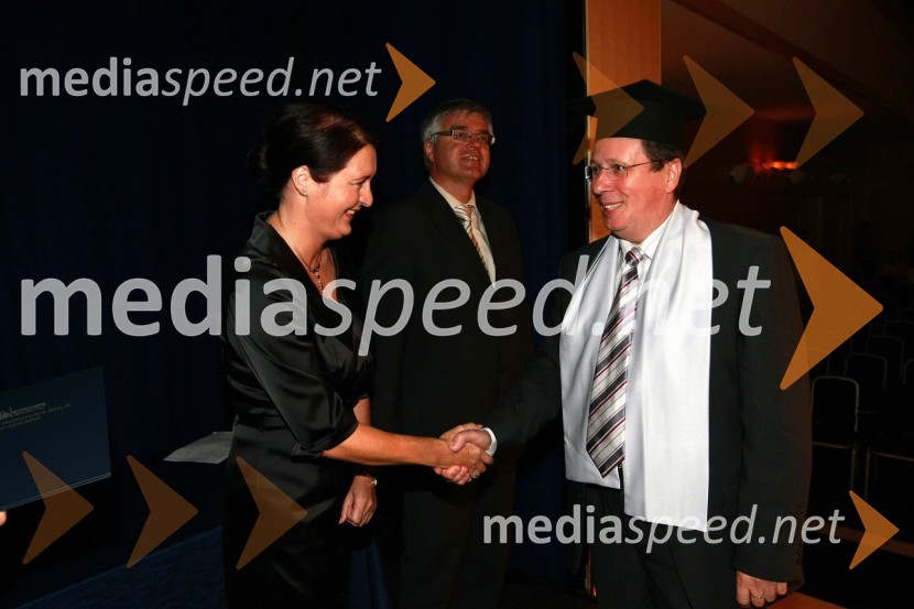 Mag. Majda Kralj, direktorica poslovnega sistema Academia in diplomant VSŠ Academia15. obletnica poslovnega sistema Academia in svečana podelitev diplom Višje strokovne šole Academia