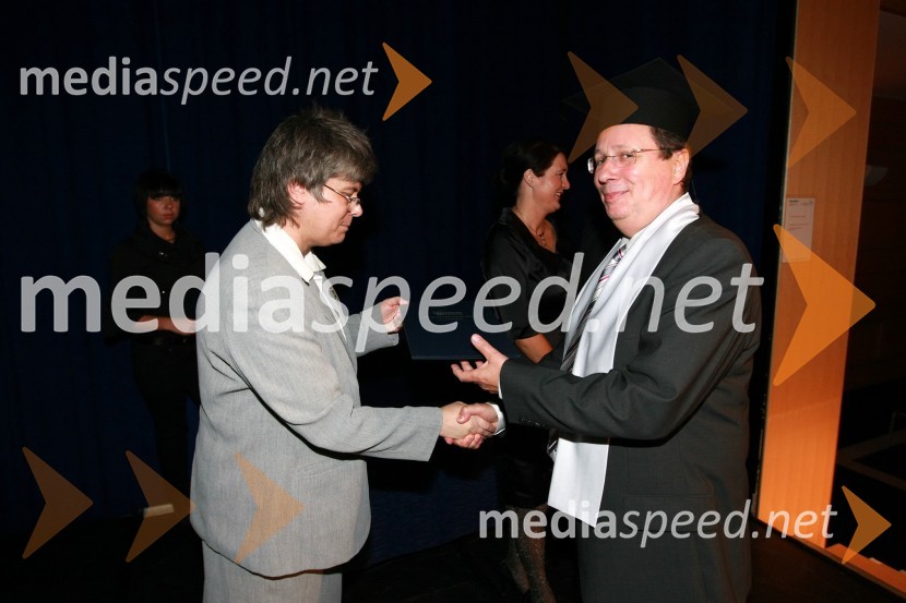 Mag. Mirjana Ivanuša-Bezjak, ravnateljica VSŠ Academia in diplomant VSŠ Academia  	 
	15. obletnica poslovnega sistema Academia in svečana podelitev diplom Višje strokovne šole Academia