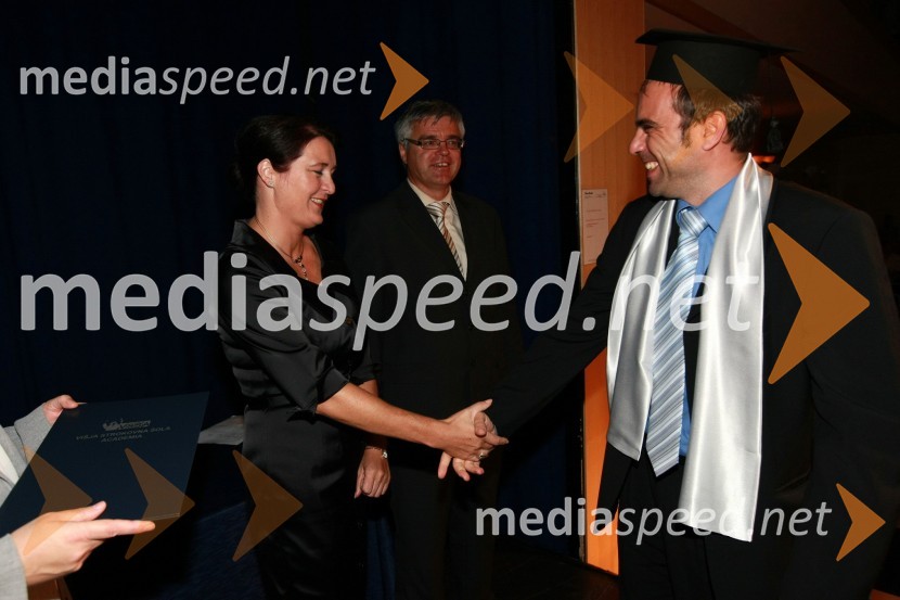 Mag. Majda Kralj, direktorica poslovnega sistema Academia in diplomant VSŠ Academia15. obletnica poslovnega sistema Academia in svečana podelitev diplom Višje strokovne šole Academia