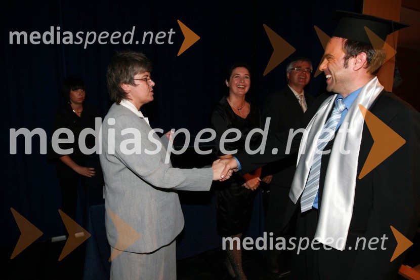 Mag. Mirjana Ivanuša-Bezjak, ravnateljica VSŠ Academia in diplomant VSŠ Academia  	 
	15. obletnica poslovnega sistema Academia in svečana podelitev diplom Višje strokovne šole Academia