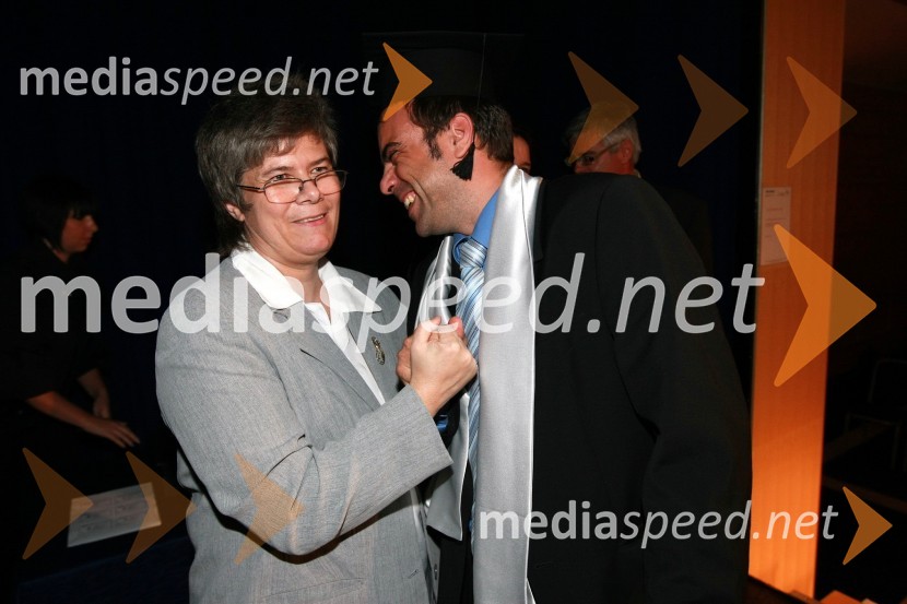 Mag. Mirjana Ivanuša-Bezjak, ravnateljica VSŠ Academia in diplomant VSŠ Academia  	 
	15. obletnica poslovnega sistema Academia in svečana podelitev diplom Višje strokovne šole Academia