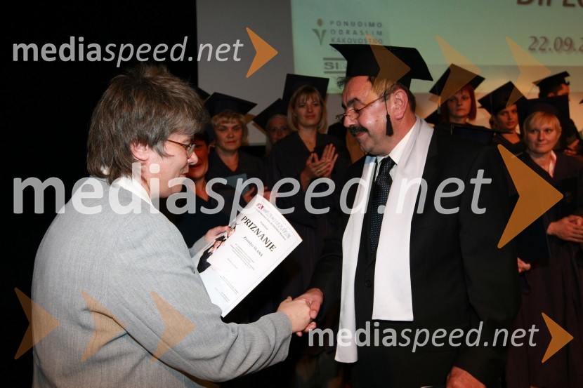 Mag. Mirjana Ivanuša-Bezjak, ravnateljica VSŠ Academia in diplomant VSŠ Academia  	 
	15. obletnica poslovnega sistema Academia in svečana podelitev diplom Višje strokovne šole Academia