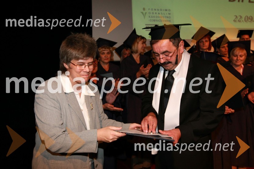 Mag. Mirjana Ivanuša-Bezjak, ravnateljica VSŠ Academia in diplomant VSŠ Academia  	 
	15. obletnica poslovnega sistema Academia in svečana podelitev diplom Višje strokovne šole Academia