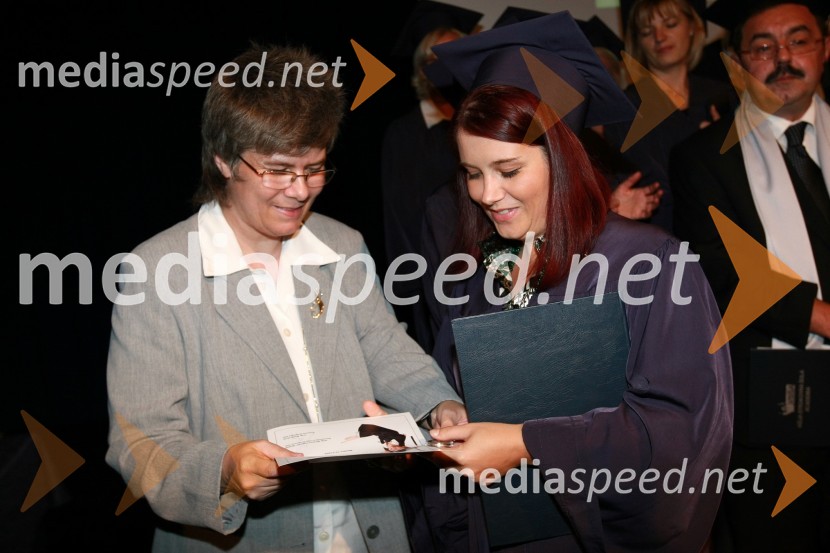 Mag. Mirjana Ivanuša-Bezjak, ravnateljica VSŠ Academia in diplomantka VSŠ Academia  	 
	15. obletnica poslovnega sistema Academia in svečana podelitev diplom Višje strokovne šole Academia