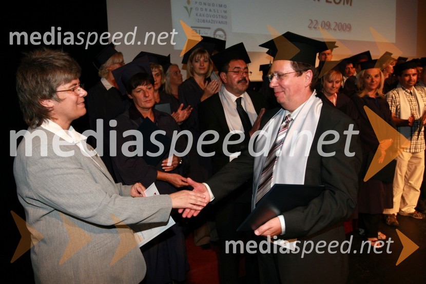Mag. Mirjana Ivanuša-Bezjak, ravnateljica VSŠ Academia in diplomant VSŠ Academia  	 
	15. obletnica poslovnega sistema Academia in svečana podelitev diplom Višje strokovne šole Academia