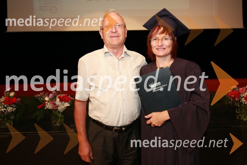 Diplomantka VSŠ Academia15. obletnica poslovnega sistema Academia in svečana podelitev diplom Višje strokovne šole Academia