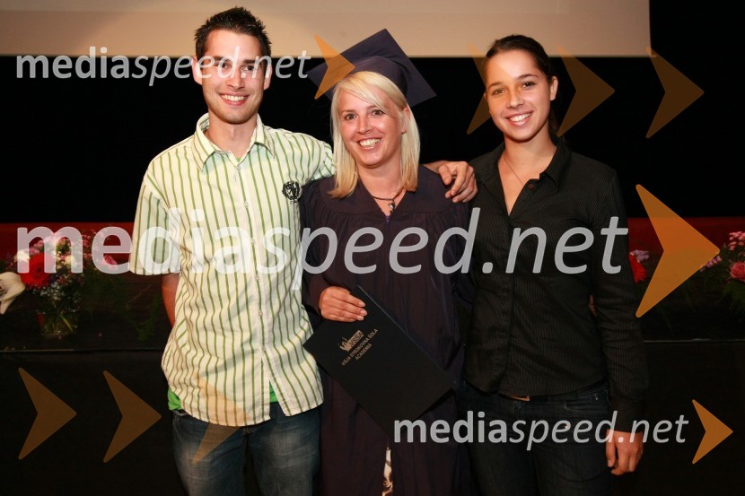 Diplomantka VSŠ Academia15. obletnica poslovnega sistema Academia in svečana podelitev diplom Višje strokovne šole Academia