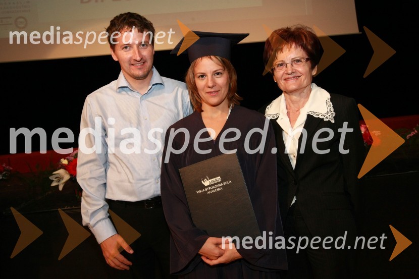 Diplomantka VSŠ Academia15. obletnica poslovnega sistema Academia in svečana podelitev diplom Višje strokovne šole Academia