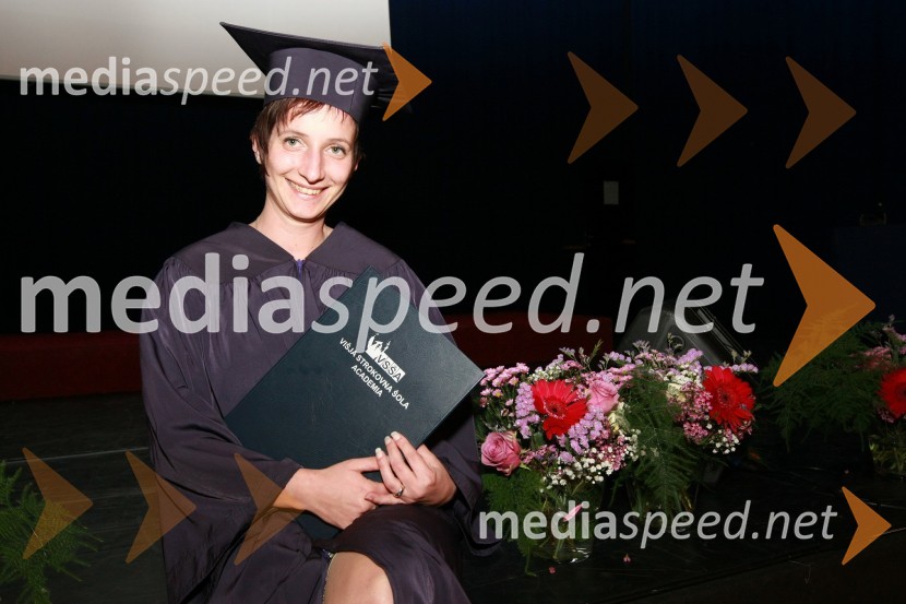 Diplomantka VSŠ Academia15. obletnica poslovnega sistema Academia in svečana podelitev diplom Višje strokovne šole Academia