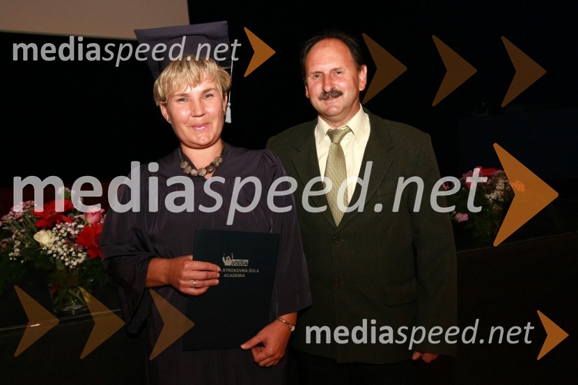 Diplomantka VSŠ Academia15. obletnica poslovnega sistema Academia in svečana podelitev diplom Višje strokovne šole Academia