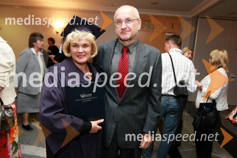 Diplomantka VSŠ Academia in Zlatko Mihaljčič, predavatelj15. obletnica poslovnega sistema Academia in svečana podelitev diplom Višje strokovne šole Academia