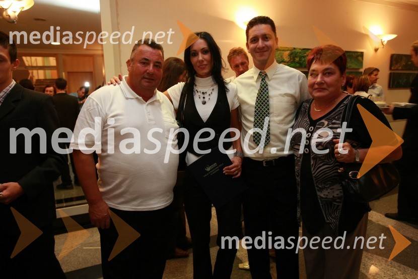 Diplomantka VSŠ Academia15. obletnica poslovnega sistema Academia in svečana podelitev diplom Višje strokovne šole Academia