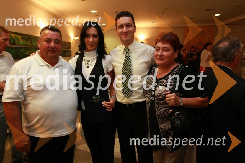 Diplomantka VSŠ Academia15. obletnica poslovnega sistema Academia in svečana podelitev diplom Višje strokovne šole Academia