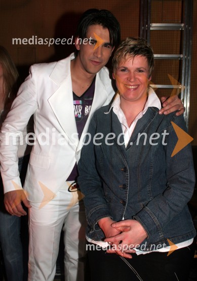 Domen Kumer, pevec in Andreja Čamernik, voditeljica oddaje Podalpski večer na Net TvPeta noč, snemanje oddaje televizije Net TV Mariborr