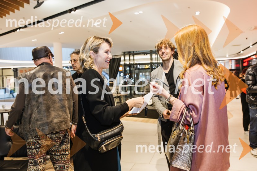  Iva Krajnc Bagola, igralka;  Aljoša Bagola, kreativni direktor, kolumnist, predavatelj in knjižni avtor;  Klara Eva KukovičičElvis Škorc, zgodba o fantu, ki svet vidi po svoje, premiera