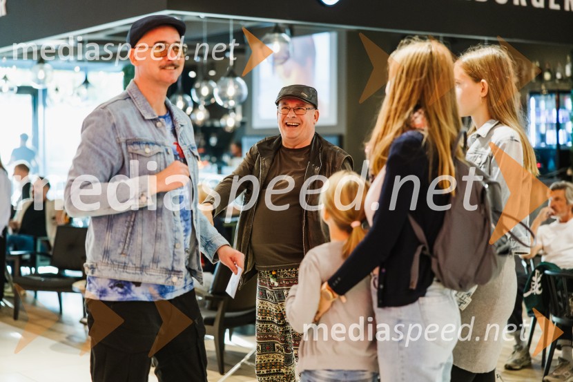  Robert Pikl, kitarist, skupina Manouche;  Gojmir Lešnjak Gojc, igralec, režiser, pevecElvis Škorc, zgodba o fantu, ki svet vidi po svoje, premiera