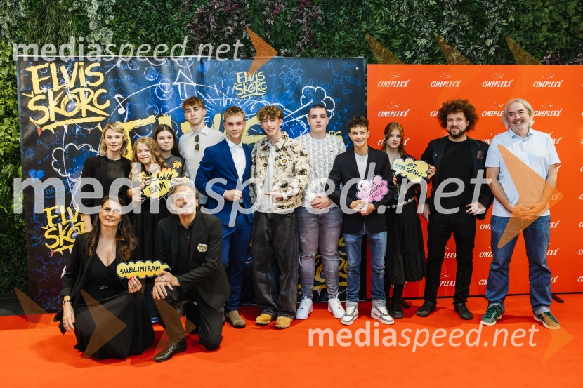  Manca Dorrer, igralka;  Iva Krajnc Bagola, igralka;  Kiara  Kenig, igralka;  Frida  Bratuš, igralka;  Radovan  Mišić, producent;  Peter  Perme, igralec;  Maks  Peštaj Zevnik, igralec;  Til Pučko, igralec;  Emil Kulović, igralec;  Arne  Duhovnik, igralec;  Hana Majdič, igraka;  Janez Dovč, glasbenik;  ... Elvis Škorc, zgodba o fantu, ki svet vidi po svoje, premiera