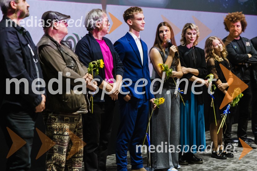  Gojmir Lešnjak Gojc, igralec, režiser, pevec;  Maks  Peštaj Zevnik, igralec;  Frida  Bratuš, igralka;  Iva Krajnc Bagola, igralka;  Kiara  Kenig, igralka;  Janez Dovč, glasbenikElvis Škorc, zgodba o fantu, ki svet vidi po svoje, premiera