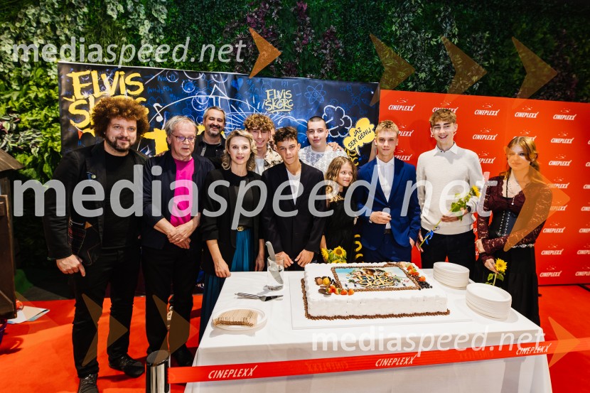  Janez Dovč, glasbenik;  ... ;  Iva Krajnc Bagola, igralka;  Til Pučko, igralec;  Arne  Duhovnik, igralec;  Emil Kulović, igralec;  Kiara  Kenig, igralka;  Maks  Peštaj Zevnik, igralec;  Peter  Perme, igralec;  Hana Majdič, igrakaElvis Škorc, zgodba o fantu, ki svet vidi po svoje, premiera