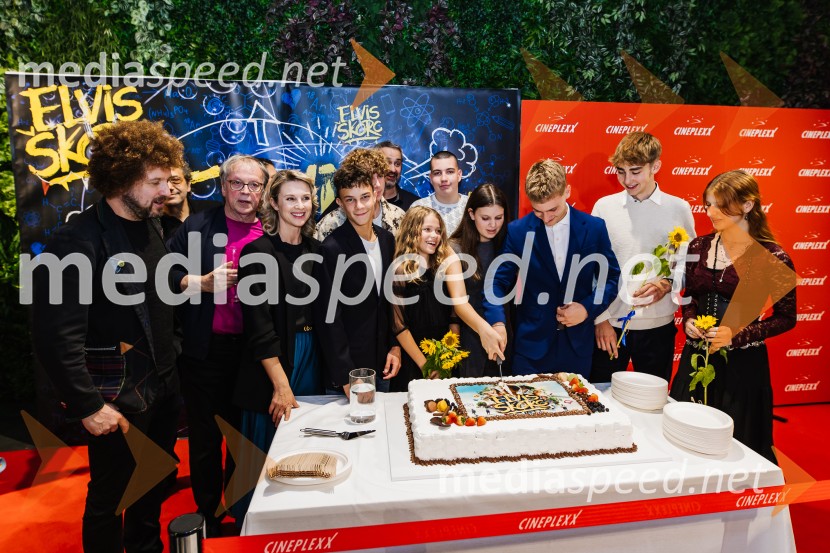  Janez Dovč, glasbenik;  Iva Krajnc Bagola, igralka;  Arne  Duhovnik, igralec;  Kiara  Kenig, igralka;  Emil Kulović, igralec;  Frida  Bratuš, igralka;  Maks  Peštaj Zevnik, igralec;  Peter  Perme, igralec;  Hana Majdič, igrakaElvis Škorc, zgodba o fantu, ki svet vidi po svoje, premiera