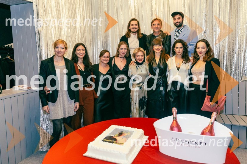  ... ;  Pia Vatovec, režiserka;  Brina Klampfer Merčnik, režiserka;  Eva Jesenovec, igralka;  Klemen Janežič, igralec, koreograf;  Kaja Petrovič, igralka;  Robert Prebil, igralec;  Tina Vrbnjak, igralka;  Saša Pavlin Stošić, igralka;  Benjamin Krnetić, igralec;  Iva Babić, igralkaPrva beseda je mama, Vranica - dvojna premiera SNG Drama Ljubljana