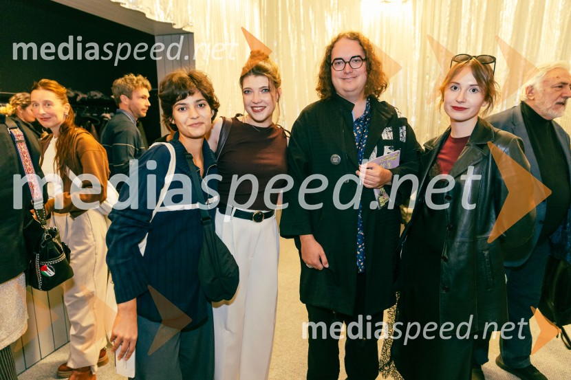  ... ;  ... ;  Gašper  Stražišar, novinar, gledališki in literarni kritik;  Nika  Šoštarič, študentka dramaturgijePrva beseda je mama, Vranica - dvojna premiera SNG Drama Ljubljana