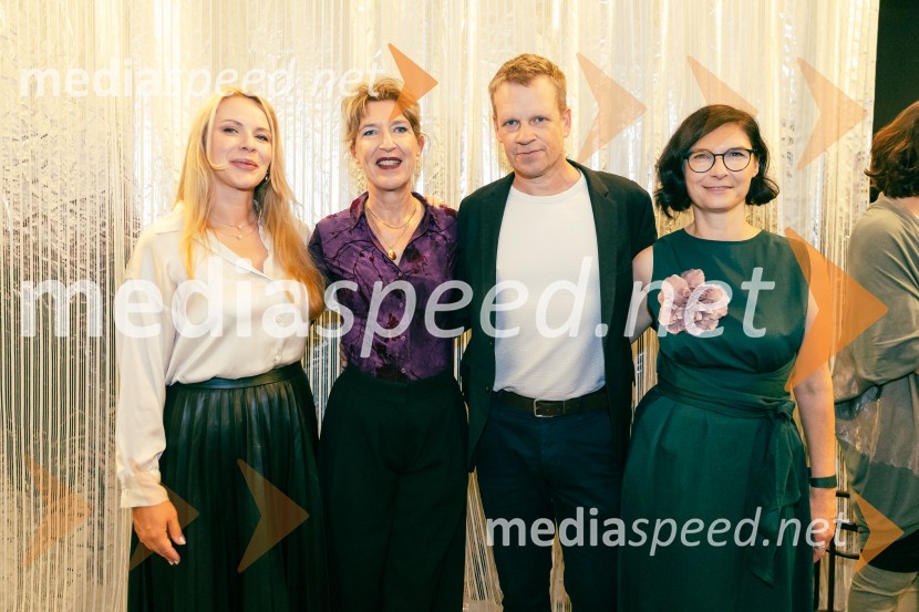  Barbara Svetek, vodja službe za marketing SNG Drama Ljubljana;  Vesna Jurca Tadel, ravnateljica SNG Drama Ljubljana;  Luka Nabergoj, pomočnik ravnateljice SNG Drama Ljubljana;  Špela Zorn, vodja programa SNG Drama LjubljanaPrva beseda je mama, Vranica - dvojna premiera SNG Drama Ljubljana