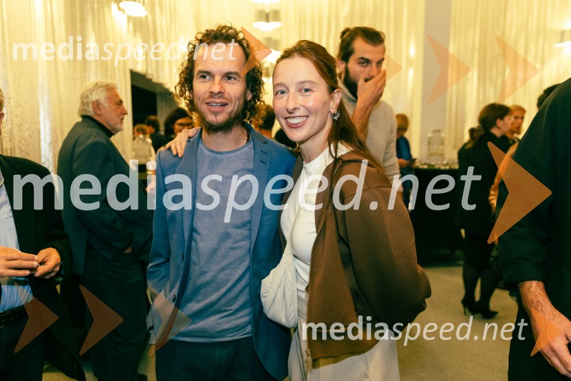  ... ;  Sara Gorše, igralkaPrva beseda je mama, Vranica - dvojna premiera SNG Drama Ljubljana