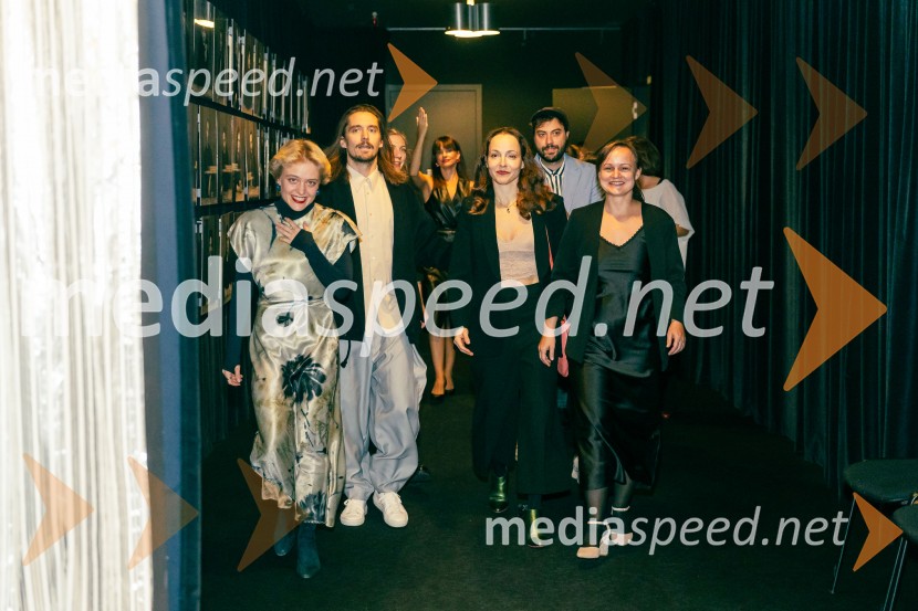  Kaja Petrovič, igralka;  Klemen Janežič, igralec, koreograf;  Iva Babić, igralka;  Benjamin Krnetić, igralec;  Brina Klampfer Merčnik, režiserkaPrva beseda je mama, Vranica - dvojna premiera SNG Drama Ljubljana