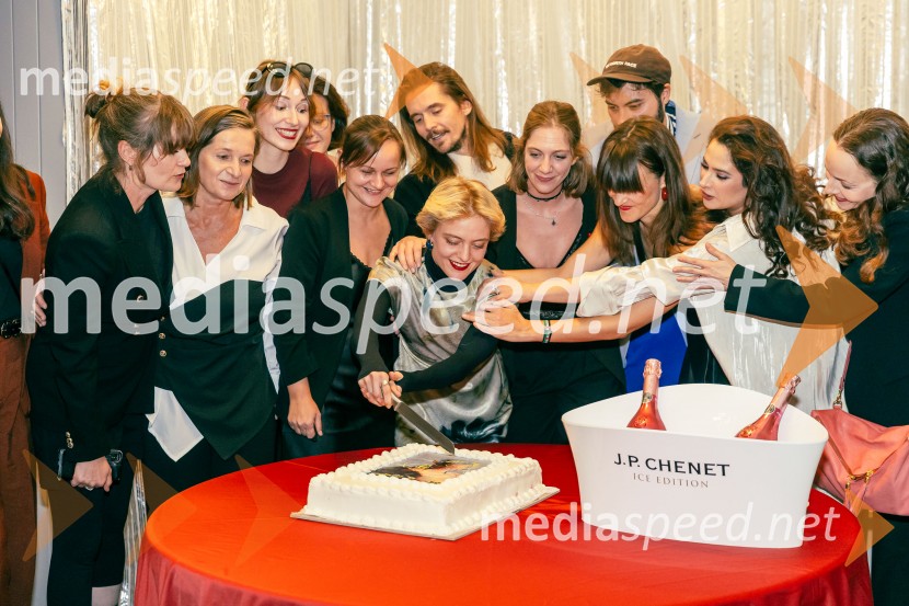  Mateja Starič, skladateljica;  ... ;  Nika Šoštarič, dramaturginja;  Brina Klampfer Merčnik, režiserka;  Klemen Janežič, igralec, koreograf;  Kaja Petrovič, igralka;  Benjamin Krnetić, igralec;  Tina Vrbnjak, igralka;  Eva Jesenovec, igralka;  Saša Pavlin Stošić, igralka;  Iva Babić, igralkaPrva beseda je mama, Vranica - dvojna premiera SNG Drama Ljubljana