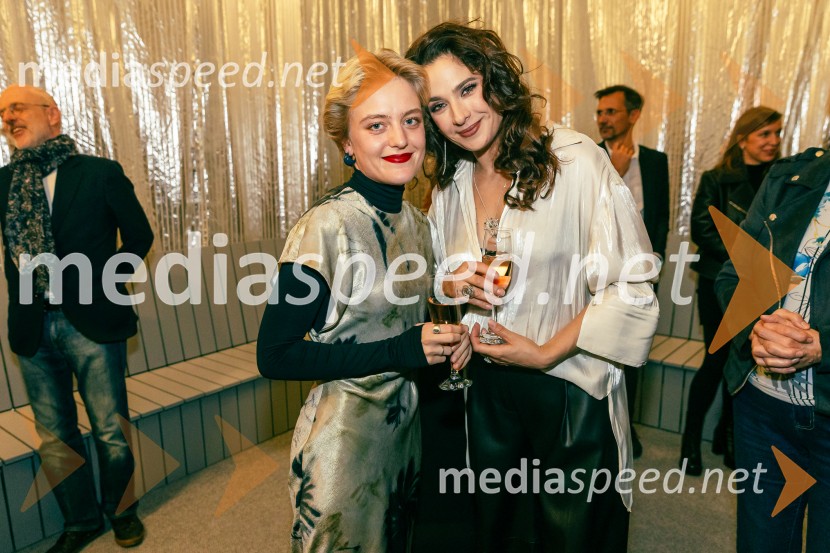  Kaja Petrovič, igralka;  Saša Pavlin Stošić, igralkaPrva beseda je mama, Vranica - dvojna premiera SNG Drama Ljubljana