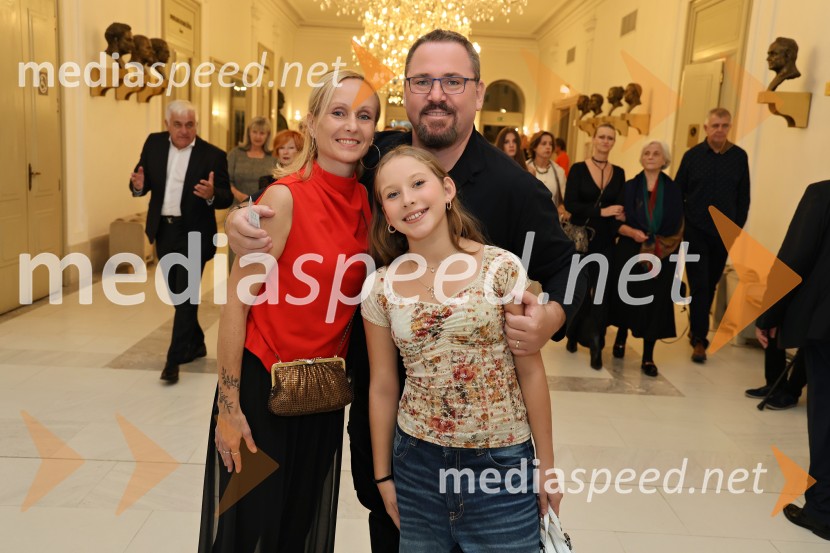  Tina  Jurgec, balerina;  Julija Jurgec;  Jaki Jurgec, operni solistMuzikal Evita, premiera na odru SNG Maribor