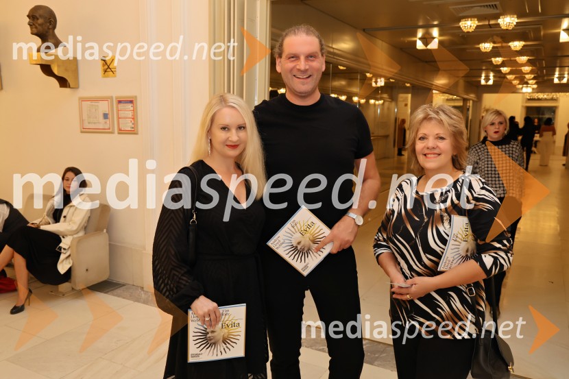  Tina Šrot, novinarka Uredništva oddaj o kulturi na TV SLO;  Dejan Juravič, urednik za operno glasbo na Radiu Ars;  Darja Korez Korenčan,  novinarka Uredništva oddaj o kulturi na TV SLO;  ... Muzikal Evita, premiera na odru SNG Maribor