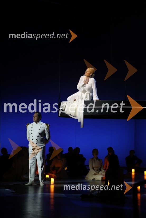  Mike Sterling, pevec;  Sabina  Cvilak, operna pevkaMuzikal Evita, premiera na odru SNG Maribor